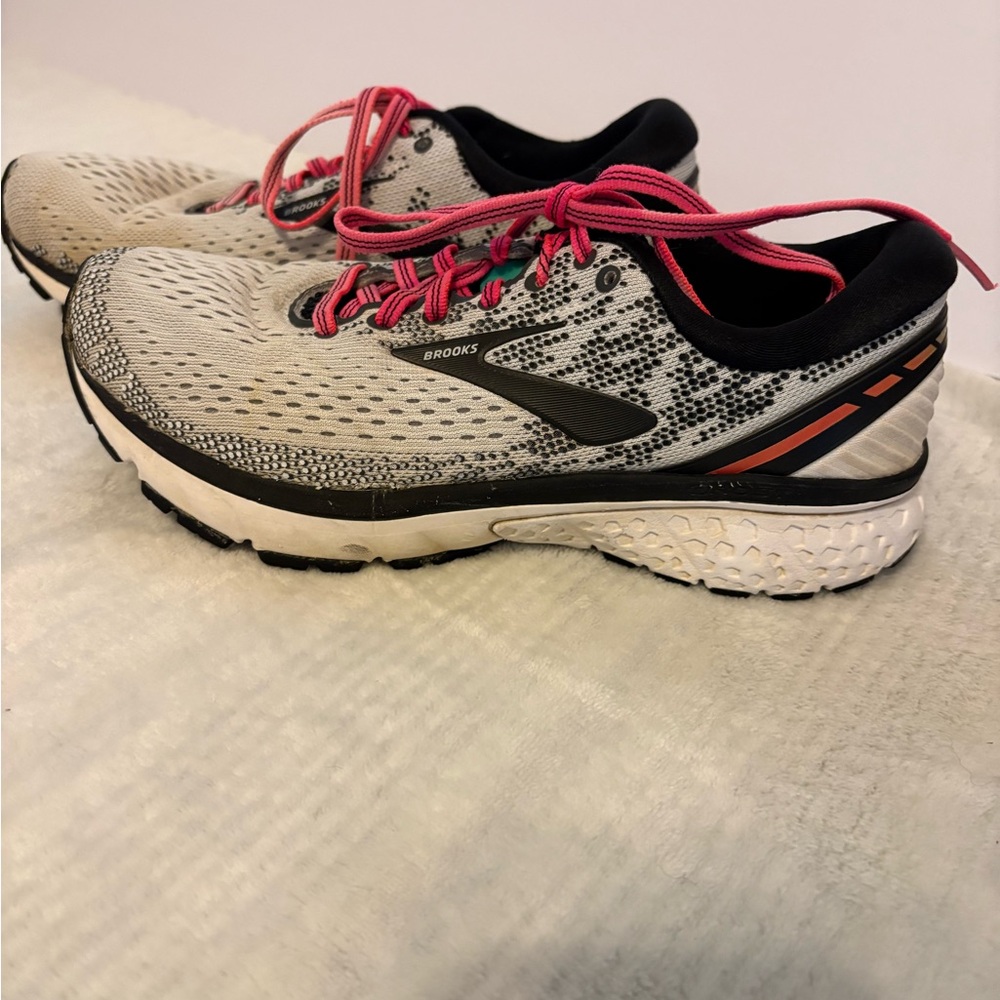 Brooks Ghost 11 Running Shoes White/Black/ and Pink Size 7